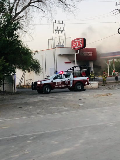 Corto circuito origina incendio en tienda Six del ejido 8 de Enero