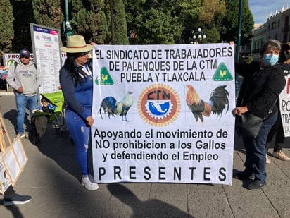 Taurinos y galleros protestan en Puebla ante propuesta de prohibición