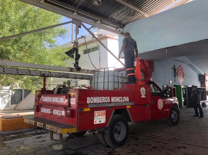 Bomberos de Monclova abastecen de agua a diversas colonias