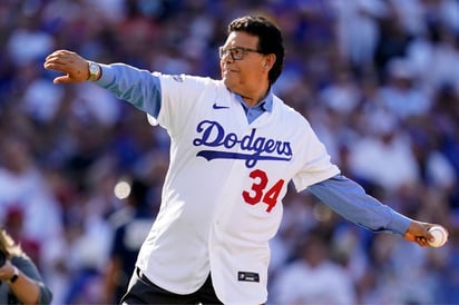 Fernando Valenzuela lanza la primer bola en el Juego 