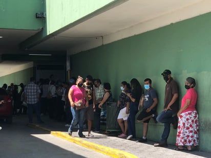 Filas para pruebas COVID-19 en la clínica 7 del IMSS