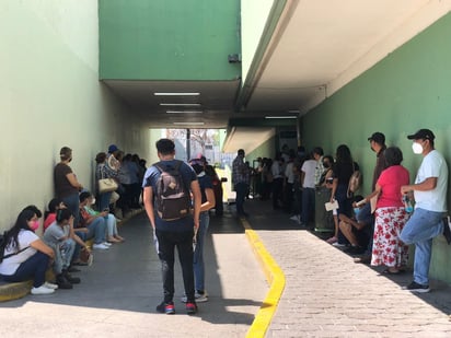 Filas para detectar COVID-19 en el IMSS comienzan a presentarse