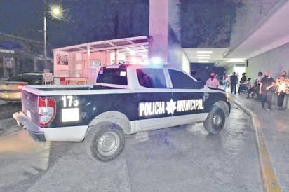 Hombre con R15 en mano exige atención médica para su hija