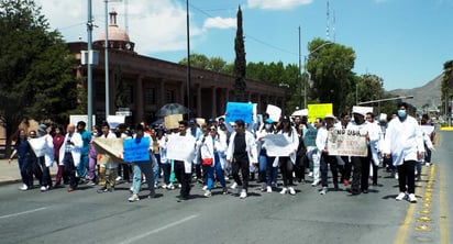 Marchan pasantes médicos para evitar su muerte