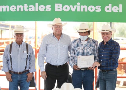 MARS entrega sementales bovinos en Región Sureste