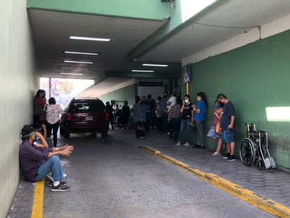 Fila para pruebas COVID-19 en la Clínica 7 del IMSS: Monclova 