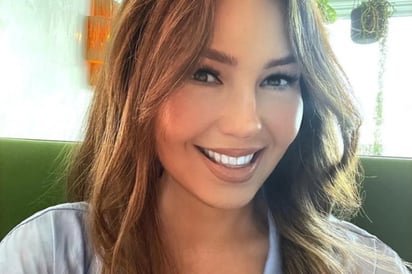 Con look de los 90, Thalía presume su mini cintura