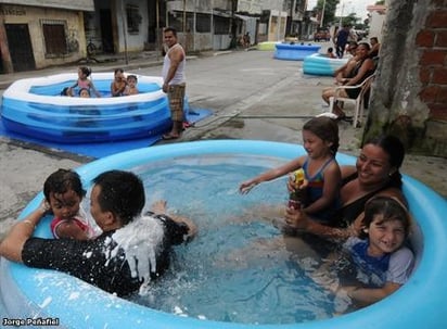 Albercas plásticas son un potencial criadero de dengue en Monclova