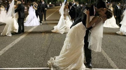 Jóvenes siguen creyendo en el matrimonio católico