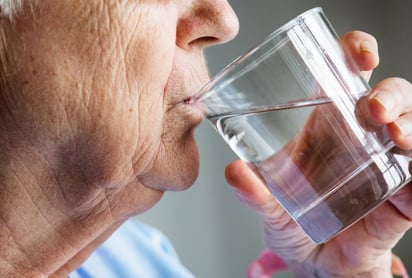 IMSS recomienda consumir agua por el intenso calor