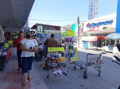 Comerciantes locales ofertan sus productos para poder subsistir