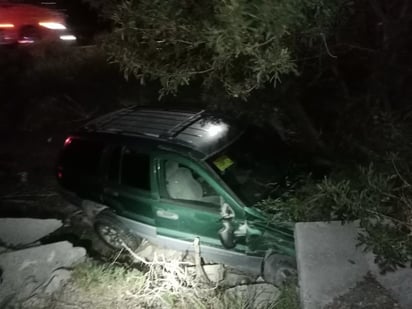 Conductor termina en barranco del bulevar Santa Cecilia de Castaños 