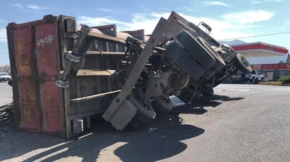 Torton cargado de chatarra vuelca en la colonia California de Castaños