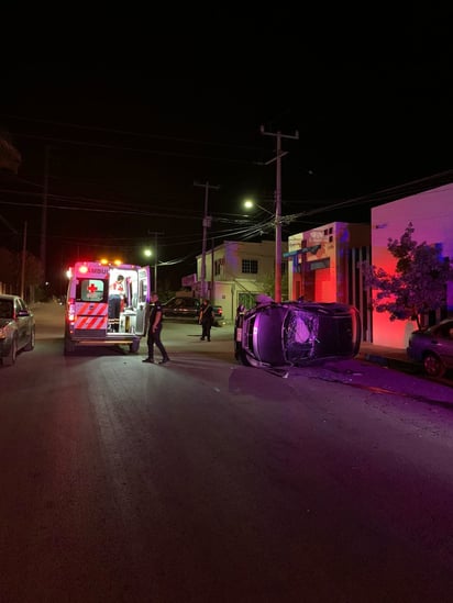 Ebrio cafre choca auto estacionado y vuelca