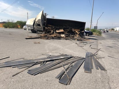 Torton cargado de chatarra vuelca en la colonia California