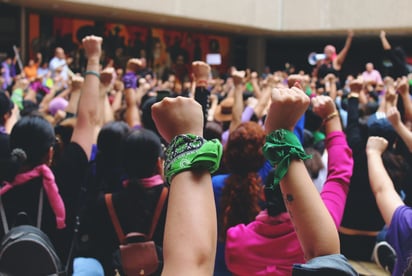 Feministas denuncian a Saba por presunto lucro de donativos