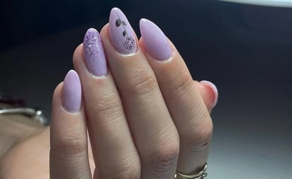 Uñas lilas o moradas para manos elegantes