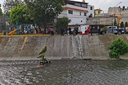 Hombre cae a canal de aguas negras y fallece tras quedar atorado