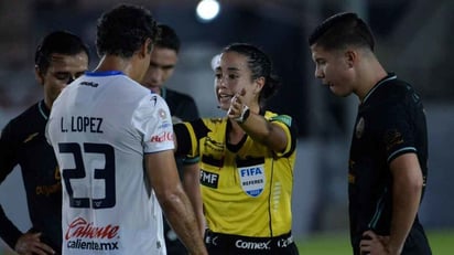 La silbante Katia Itzel García hace historia en la Liga de Expansión