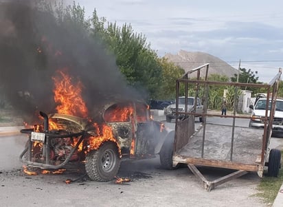 Bocho se incendia en el pueblo mágico de Cuatro Ciénegas