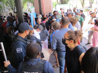 Manifestantes toman presidencia por alza de en el transporte