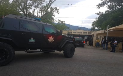 Balean acceso principal de penal de Ciudad Victoria y queman un auto