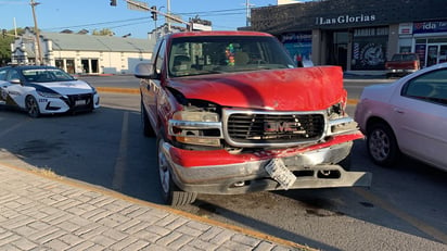 Hombre provoca choque, huye y abandona pick up