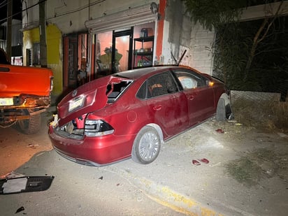 Ebrio conductor se estrella contra camioneta y casa en la colonia Guerrero