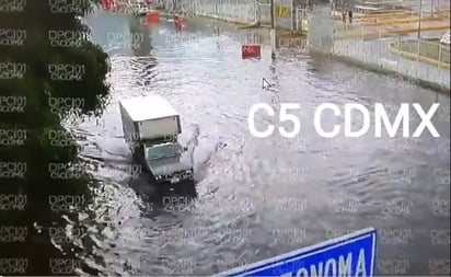 Intensa lluvia deja encharcamientos y árboles caídos en CDMX