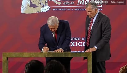 AMLO firma decreto para garantizar el agua en NL