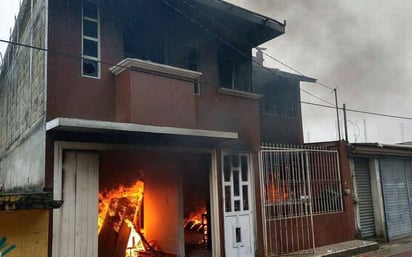 Queman casa y negocio de presidente municipal en el sur de México