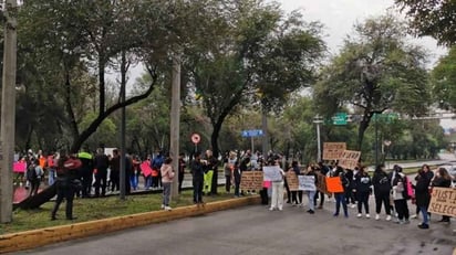 Seleccionadas de Futbol Americano y familiares desalojadas por granaderos; esperan se resuelva la situación de boletos