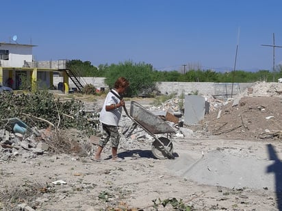 Mujer Monclovense sale adelante realizando trabajos de albañilería