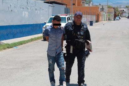 Adolescente intenta asaltar tienda de conveniencia y lo arrestan 