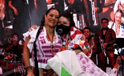 Saxofonista Elena Ríos junto a Lila Downs en Guelaguetza