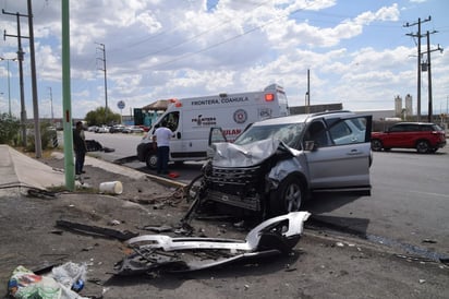 Choque de camionetas deja tres lesionados 