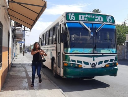 Monclovenses molestos por mal servicio en transporte comunitario