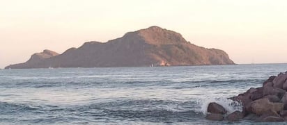 Alertan por fuerte oleaje en playas de Mazatlán 