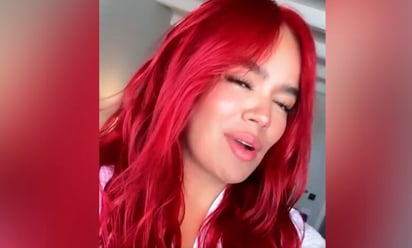  Karol G sorprende con su nueva cabellera roja y la confunden con La Sirenita