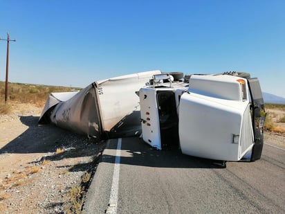 Tráiler vuelca en la carretera Monclova-Candela 