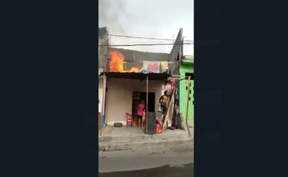  Repartidores de agua potable en pipas sofocan incendio de vivienda en Nuevo León