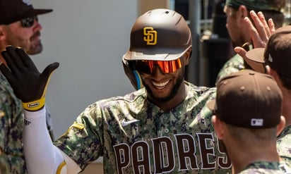 Padres apalean a Rockies en primero de doble cartelera