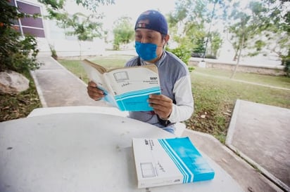 Adultos terminan preparatoria abierta hasta en un año