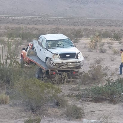 Familia sufre volcadura en la carretera 30 saliendo de Cuatro Ciénegas