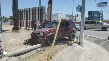 Conductora se estrella contra poste debido al exceso de velocidad