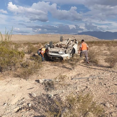 Familia sufre volcadura en la carretera 30