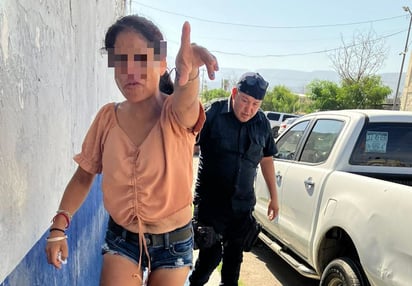 Joven mujer golpea a su madre por ponerla a hacer quehacer