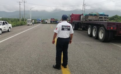 Integrantes de 25 comunidades bloquean carretera Transístmica