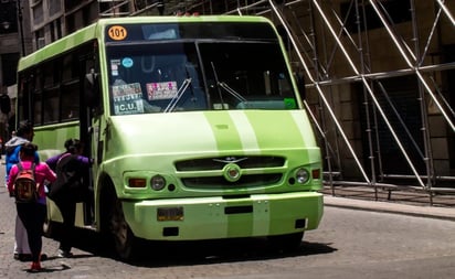 Transportistas de CDMX quieren ahora subsidios como bono de gasolina