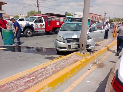 Conductora choca contra luminaria en Piedras Negras